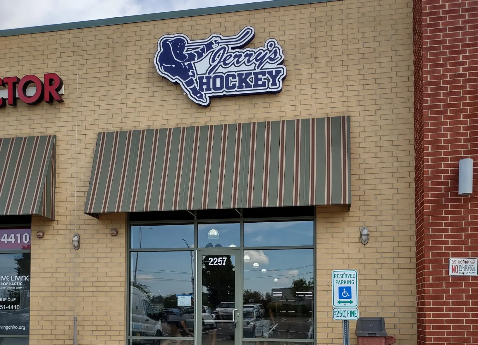 Jerry’s Hockey Carpentersville storefront