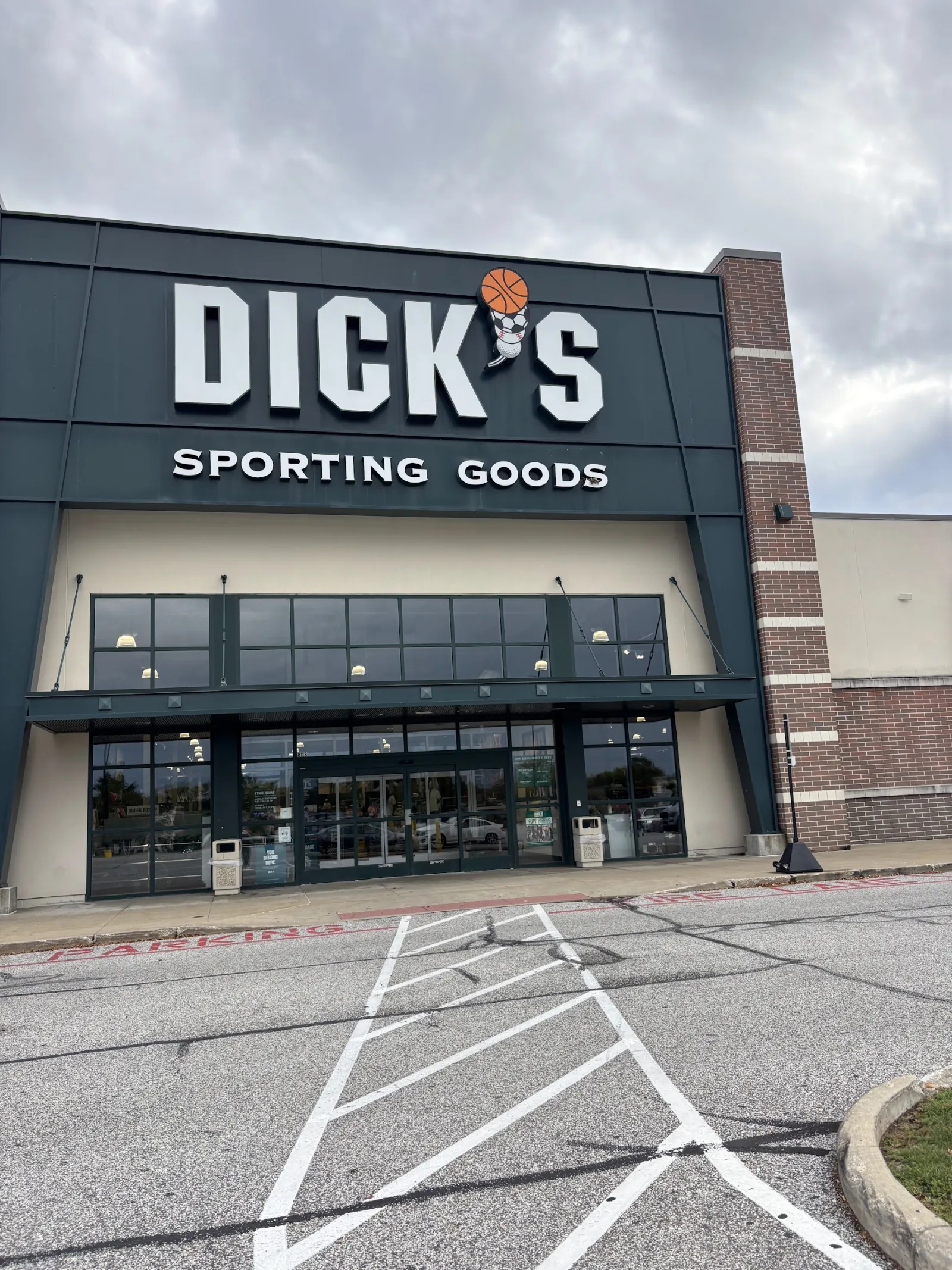 Fachada de DICK'S Sporting Goods Parma