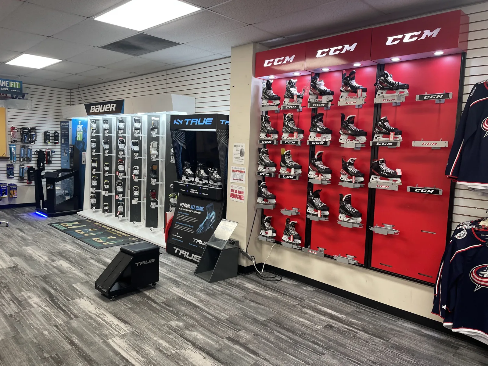 Pure Hockey Westerville: dentro de la tienda