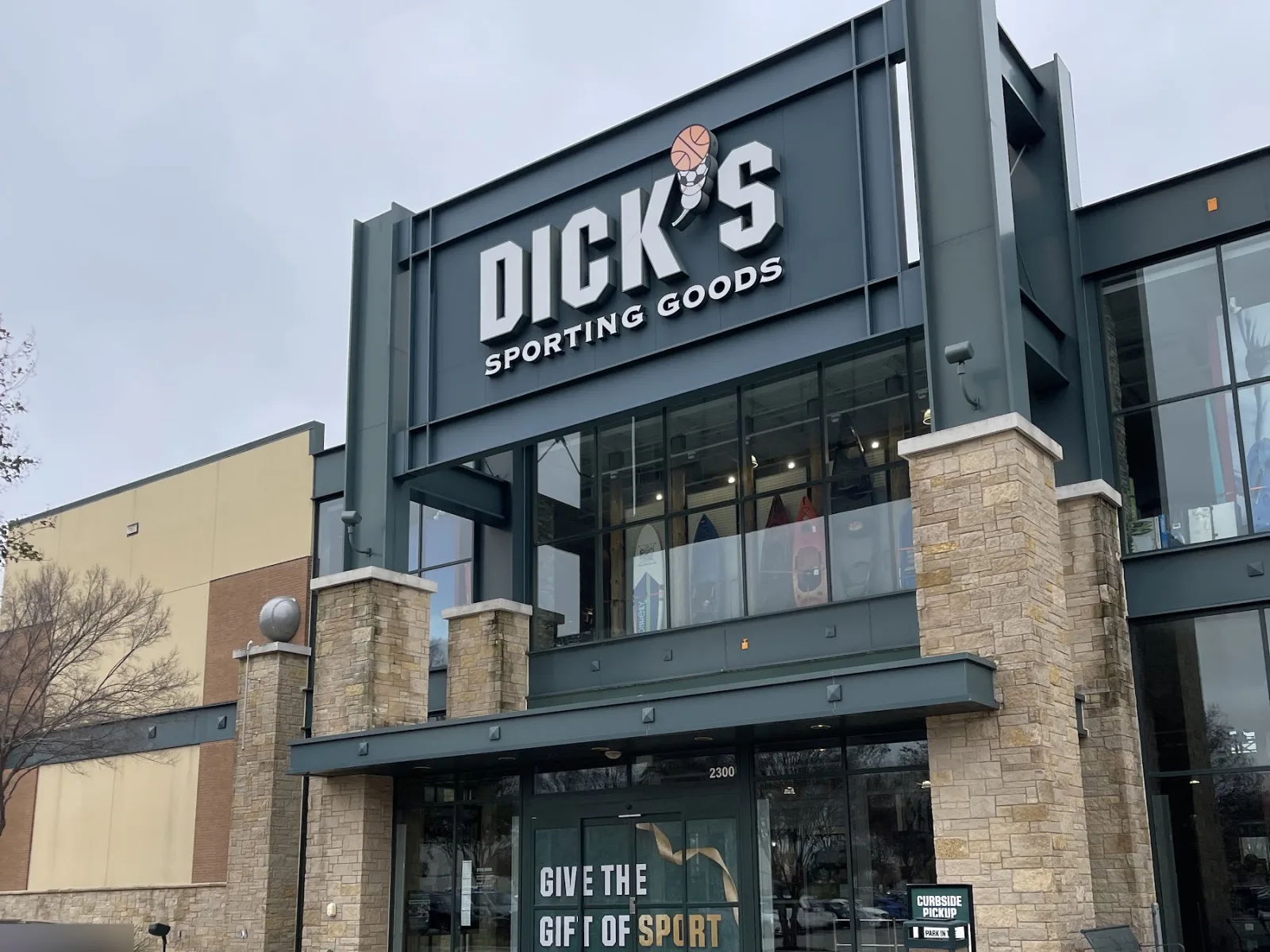 Fachada de DICK'S Sporting Goods Allen