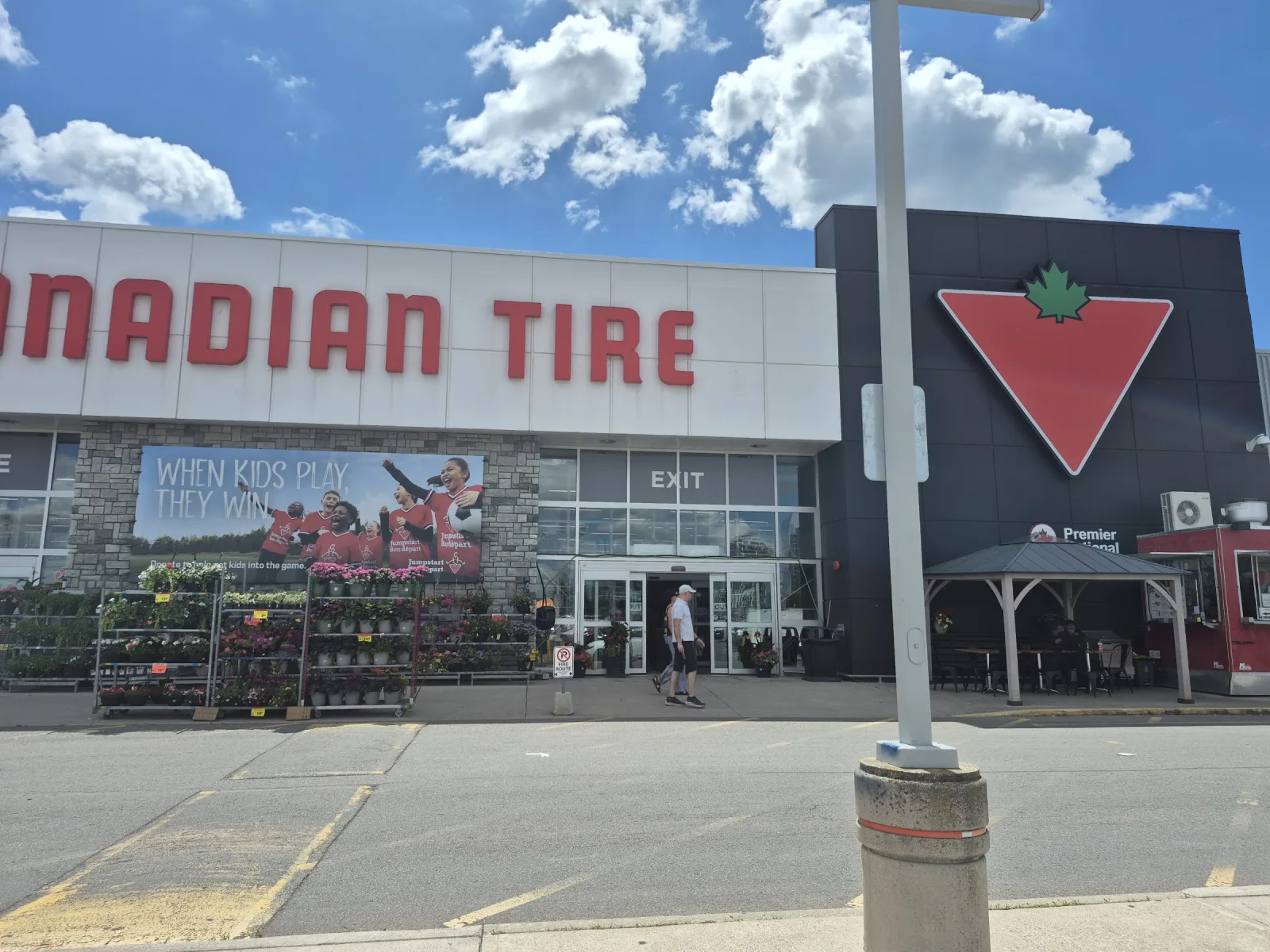 Canadian Tire Oakville North storefront